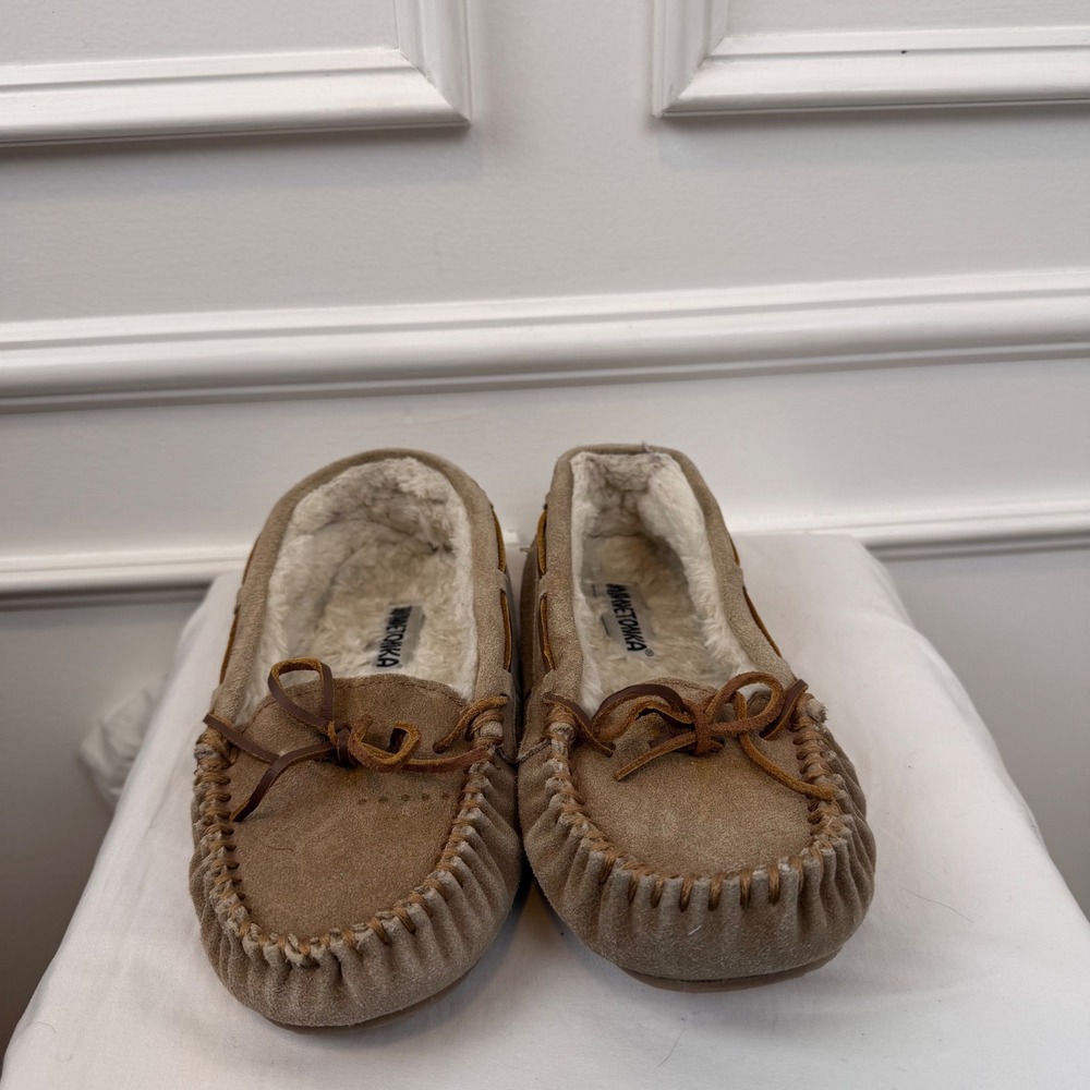 Minnetonka Cally Women 8M Tan Suede Faux Fur Lined Moccasin Slippers 40312
